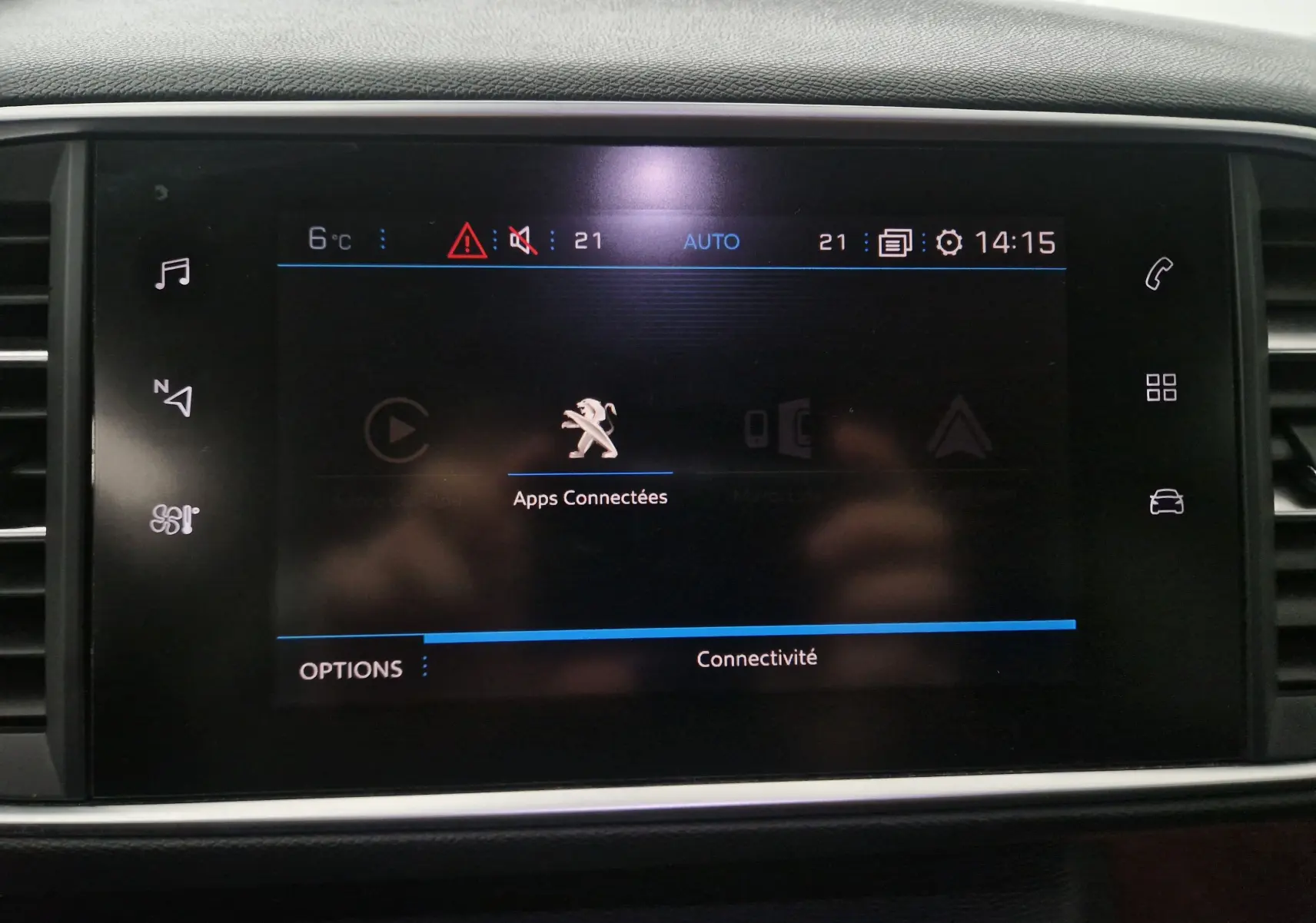 Écran tactile central de la Peugeot 308 SW 2019 affichant le menu des applications connectées.