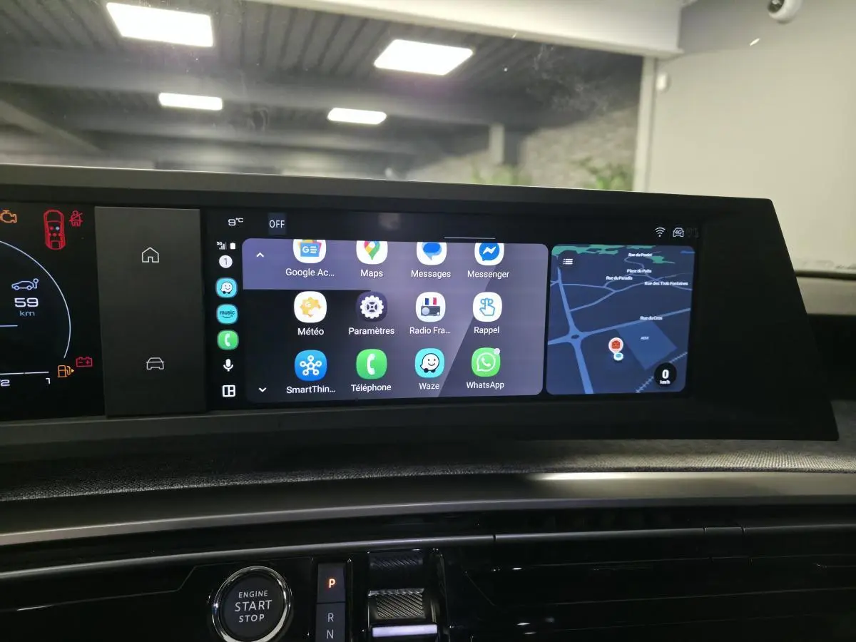 Vue rapprochée de l’écran tactile central et du tableau de bord numérique du Peugeot 3008 gris hybride 2025.