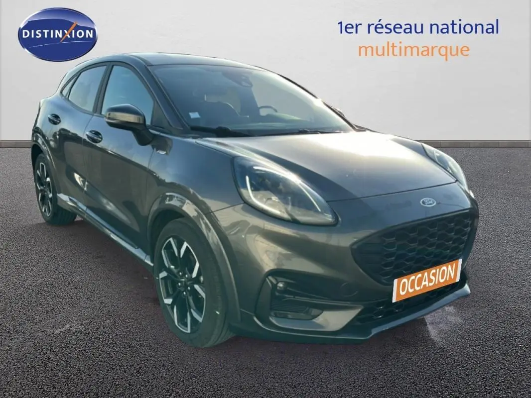 Vue 3/4 avant droite d'un Ford Puma gris foncé avec jantes alliage 18 pouces et feux LED diurnes.