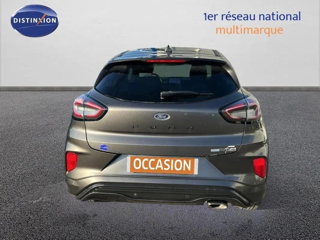 Vue arrière d'une Ford Puma gris foncé avec feux LED et plaque d'immatriculation "OCCASION" visible.