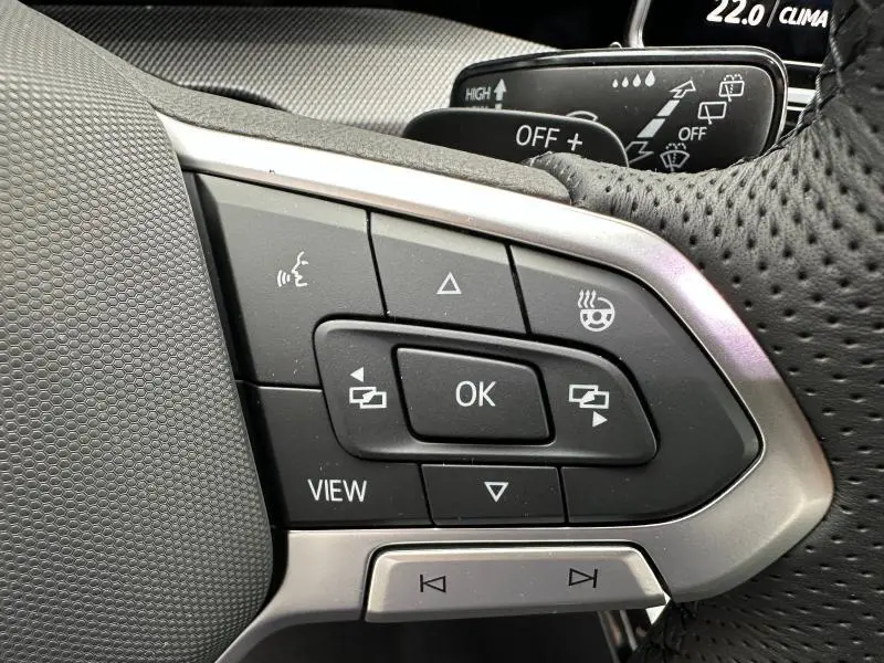 Gros plan sur les commandes multifonctions du volant gris perforé d'une Volkswagen Golf 2.0 TDI 150ch R-Line 2026.