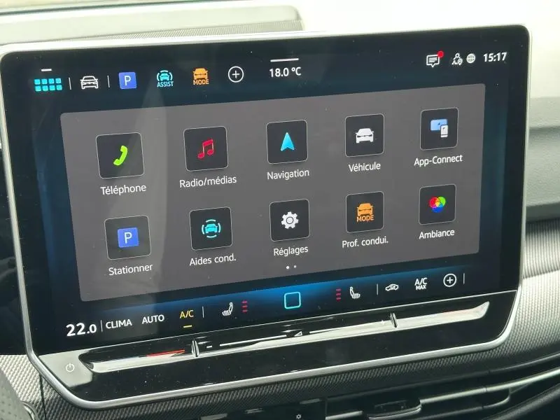 Écran tactile central de la Volkswagen Golf 2.0 TDI R-Line 2026 affichant les menus de navigation et réglages, intérieur gris.