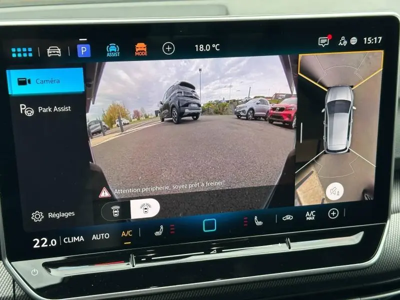 Écran de caméra de recul et vue 360° affichant une Volkswagen Golf gris 2.0 TDI R-Line en stationnement, angle arrière.