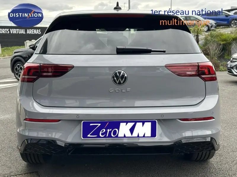 Vue arrière d'une Volkswagen Golf 2.0 TDI R-Line gris clair, avec feux LED et badge distinctif au centre du hayon.