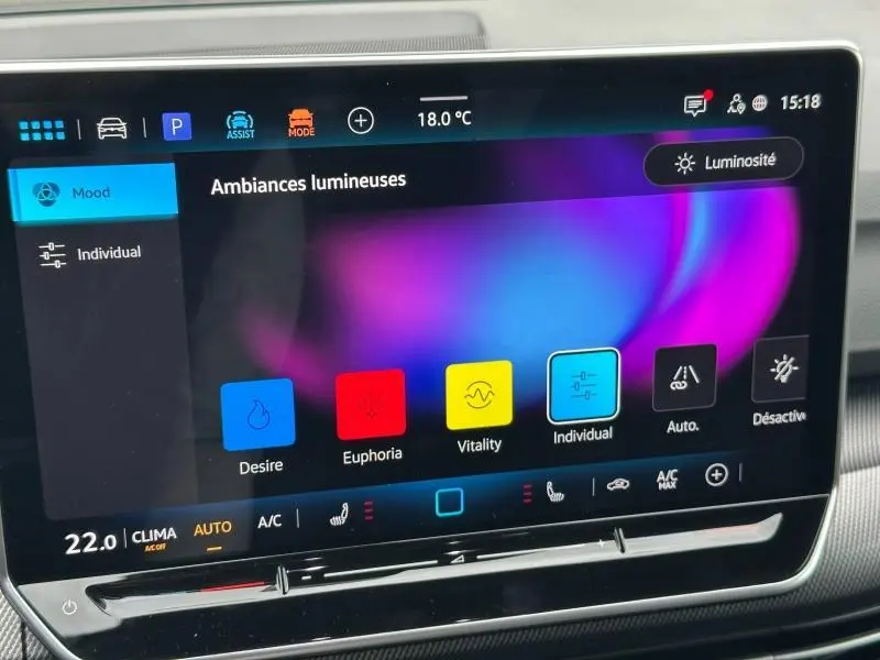 Écran tactile intérieur de la Volkswagen Golf 2.0 TDI R-Line 2026 affichant les options d'ambiances lumineuses colorées.