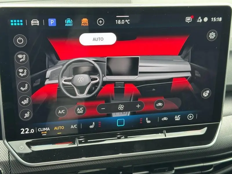 Vue de l'écran tactile intérieur de la Volkswagen Golf 2.0 TDI R-Line 2026, affichant la climatisation en mode automatique.