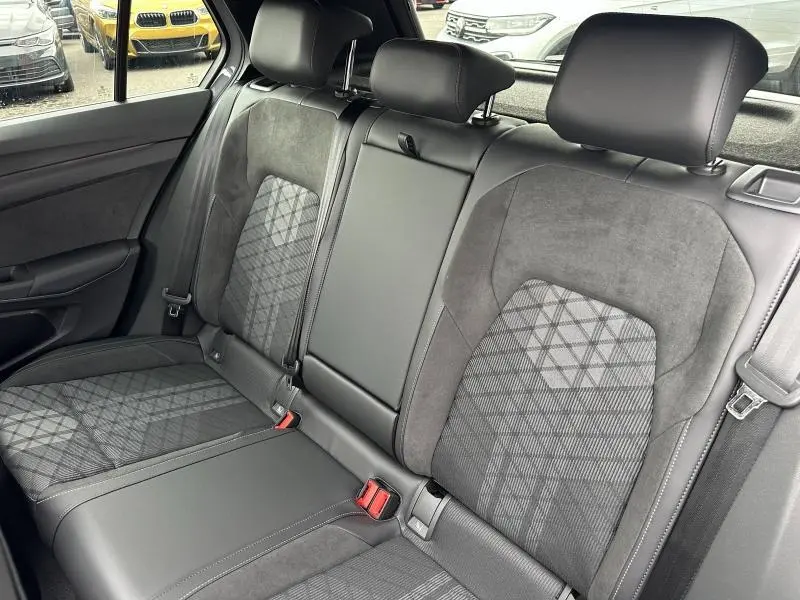 Vue intérieure des sièges arrière gris avec tissu à motif géométrique de la Volkswagen Golf 2.0 TDI R-Line 2026.