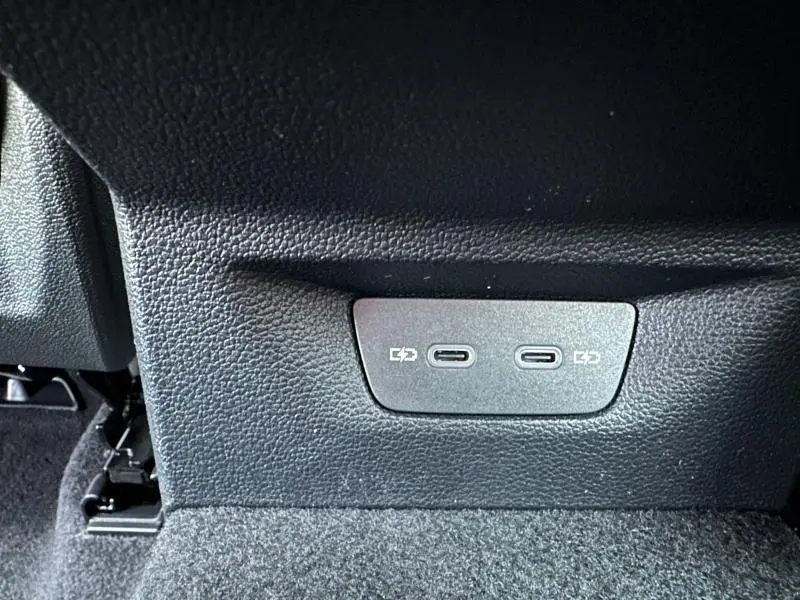 Gros plan sur deux ports USB-C pour recharge situés à l'arrière d'une Volkswagen Golf 2.0 TDI 150ch R-Line gris 2026.