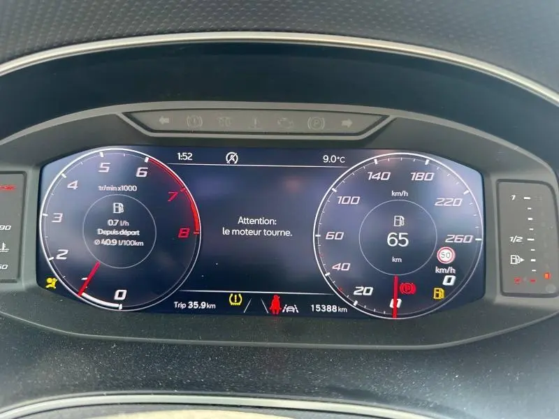 Vue rapprochée du tableau de bord numérique du SEAT Arona 2025, affichant vitesse, régime moteur et alertes.