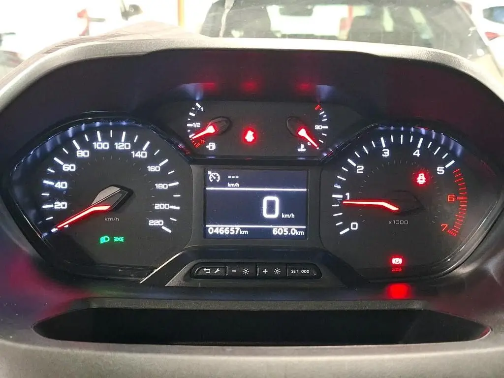 Vue rapprochée du tableau de bord du Peugeot Partner Fourgon blanc 2022, affichant le compteur et l'odomètre.