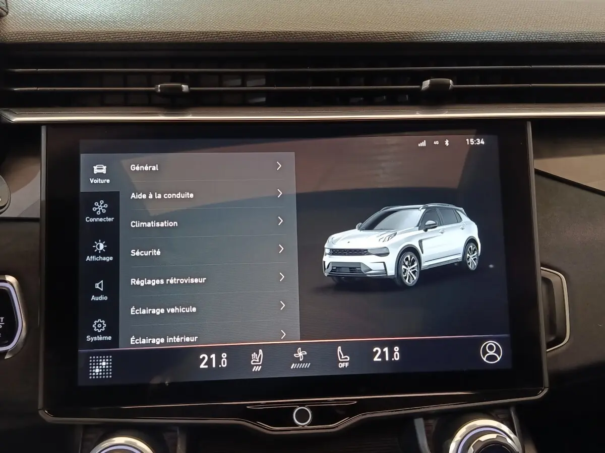 Écran tactile intérieur montrant une vue 3D en 3/4 avant d’un SUV LINK & CO 01 blanc.
