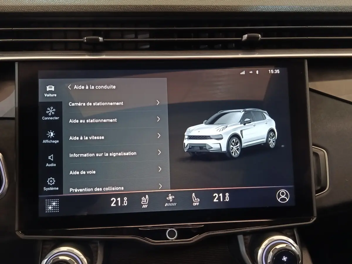 Écran tactile intérieur montrant une vue 3D d’un SUV Link & Co 01 blanc en 3/4 avant droit.