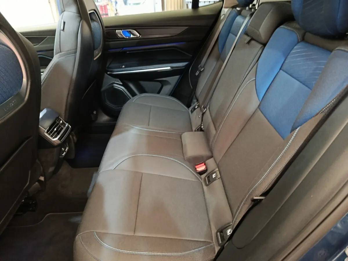 Vue intérieure côté droit sur la banquette arrière grise avec inserts bleus du SUV hybride rechargeable LINK & CO 01 2023.