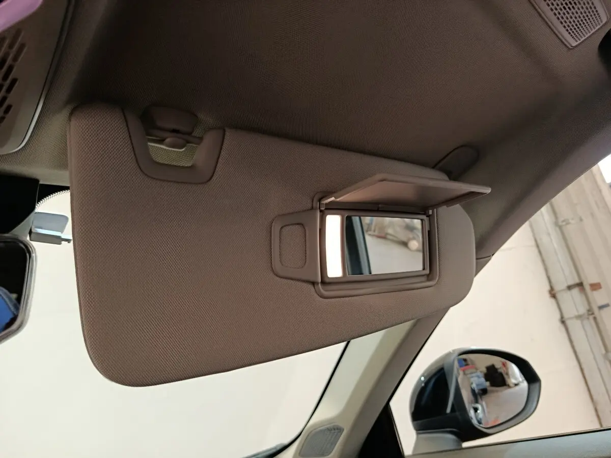 Détail du pare-soleil côté conducteur avec miroir éclairé dans l’habitacle d’un Link & Co 01 bleu 2023 hybride rechargeable.