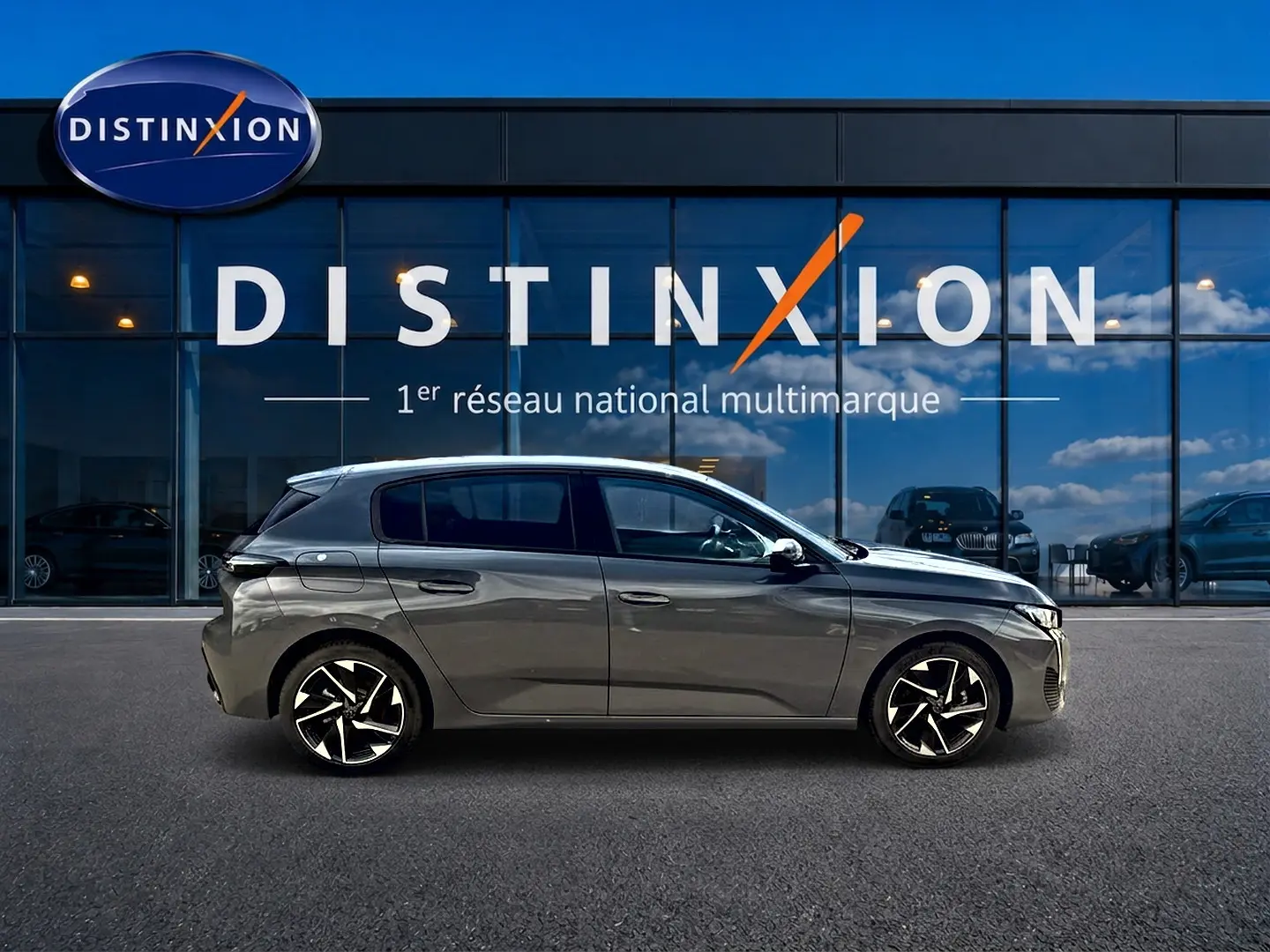 Peugeot 308 gris selenium vue de profil côté gauche, avec jantes alliage noires et vitres arrière surteintées.