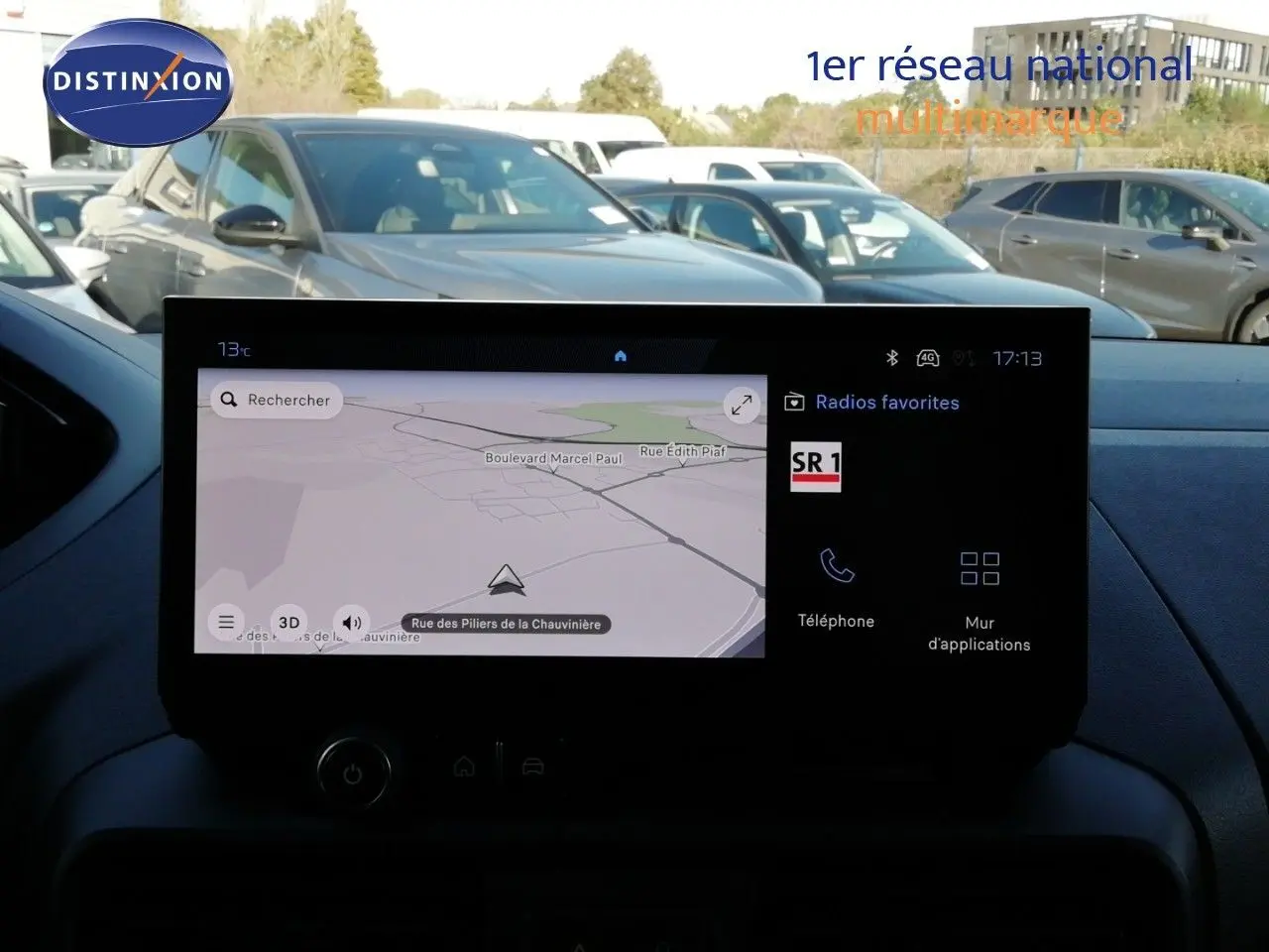 Vue intérieure du tableau de bord du Peugeot Partner 2026, écran tactile affichant la navigation GPS en plein jour.