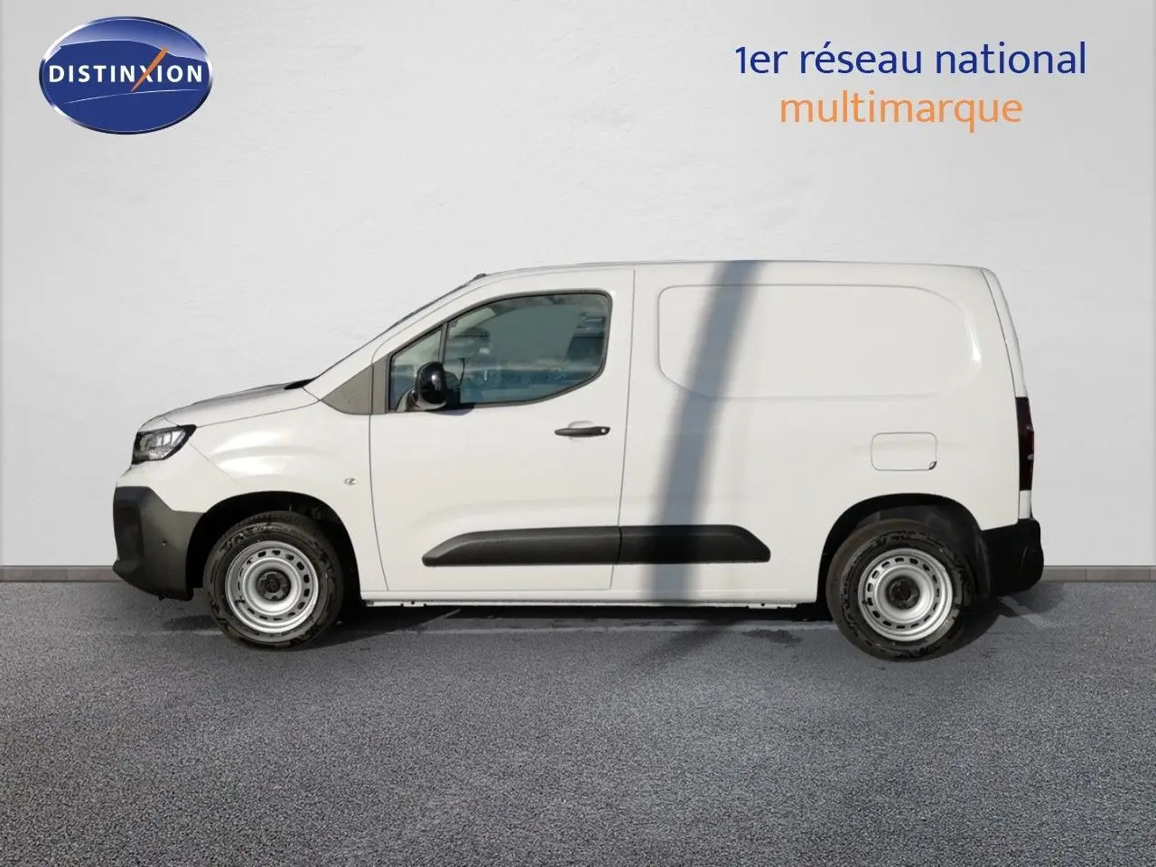Peugeot Partner blanc Kaolin en vue profil côté gauche, fourgonnette utilitaire avec protections noires sur les bas de caisse.