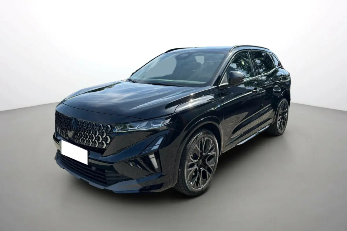Renault Austral noir étoilé en 3/4 avant droit, avec jantes alu 20 pouces et toit panoramique noir.