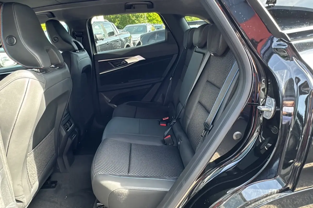 Vue côté droit de la banquette arrière noire en semi-alcantara du Renault Austral 200 Esprit Alpine 2026 avec porte ouverte.