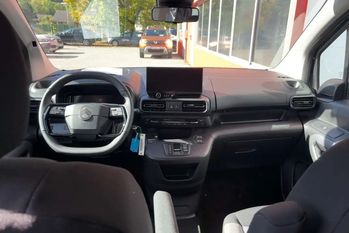 Vue intérieure avant du Citroën Berlingo noir perla nera, montrant le volant multifonctions et l’écran central.