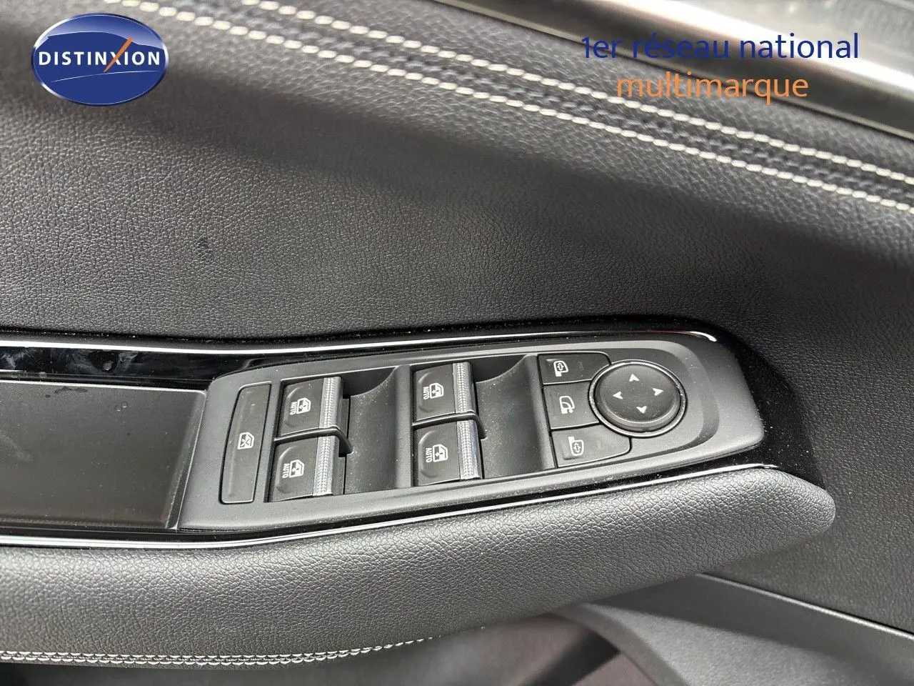 Commandes des vitres électriques et rétroviseurs sur la porte côté gauche d'un Renault Austral noir étoile métal 2023.