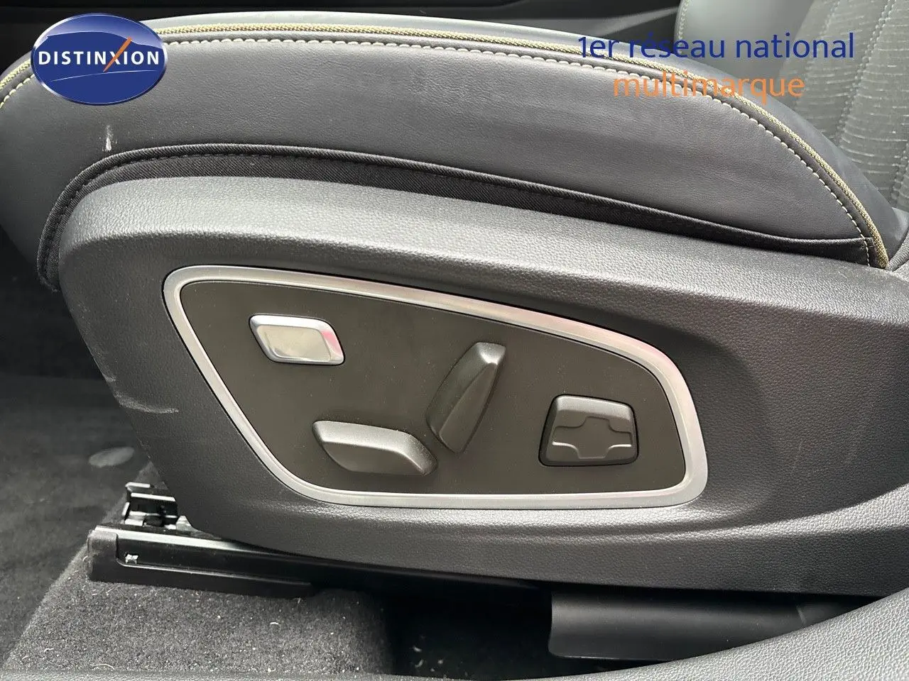 Gros plan sur les commandes électriques du siège conducteur en cuir noir du Renault Austral 2023.