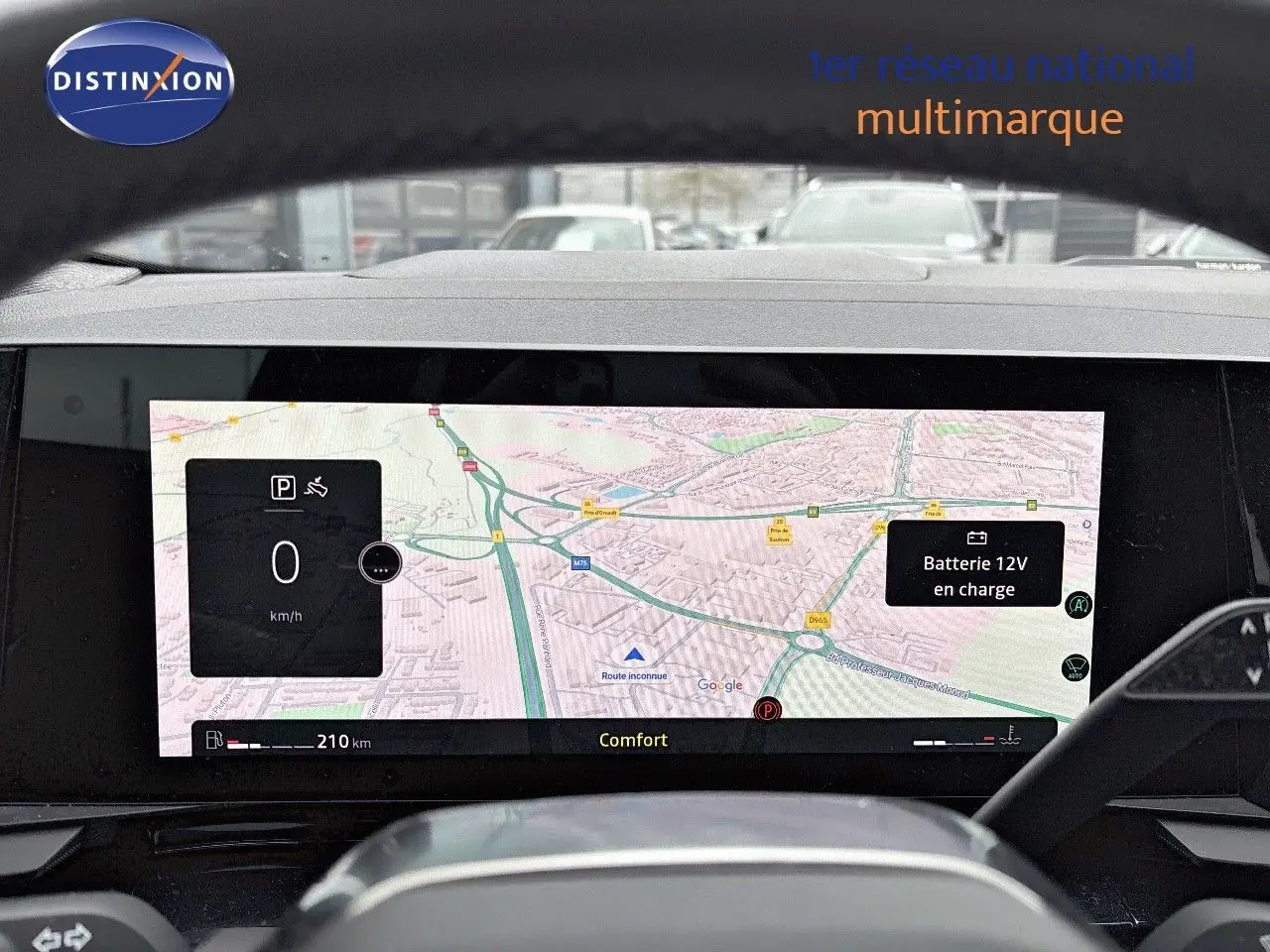 Vue rapprochée de l'écran numérique du tableau de bord du Renault Austral noir étoile métal, affichant la navigation et l'état de la batterie.