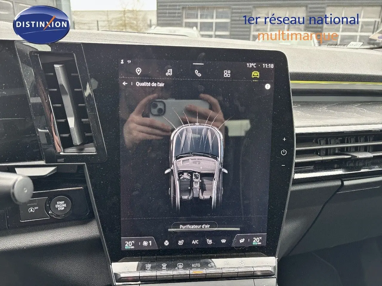 Écran tactile central du tableau de bord du Renault Austral 2023 affichant la purification d'air intérieure.