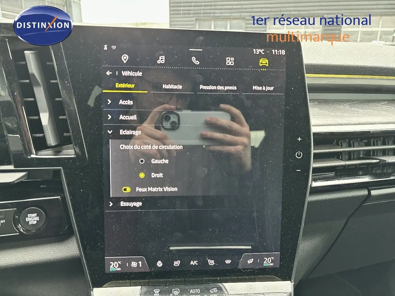 Écran tactile central du tableau de bord du Renault Austral 2023 noir étoile métal, affichant les réglages du véhicule.