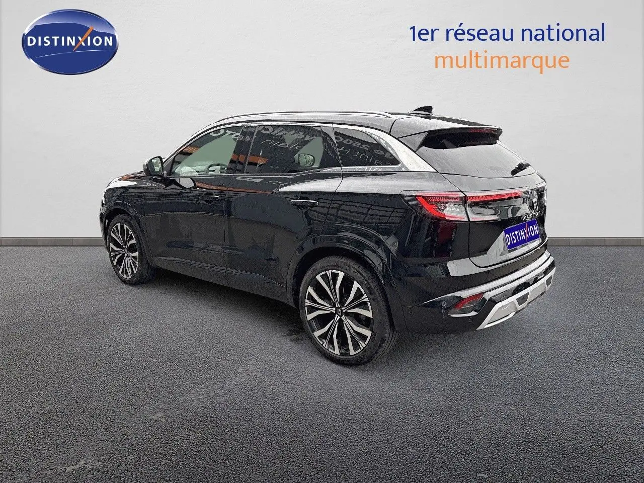 Renault Austral noir étoile métal en vue 3/4 arrière droit, soulignant ses jantes alliage et ses feux LED horizontaux.