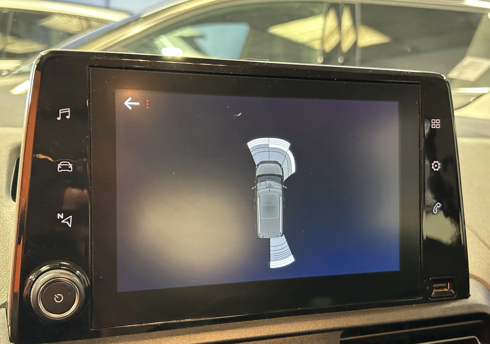 Écran tactile du système GPS montrant l'alerte de proximité du Peugeot Rifter BlueHDi 100 Active, intérieur noir.