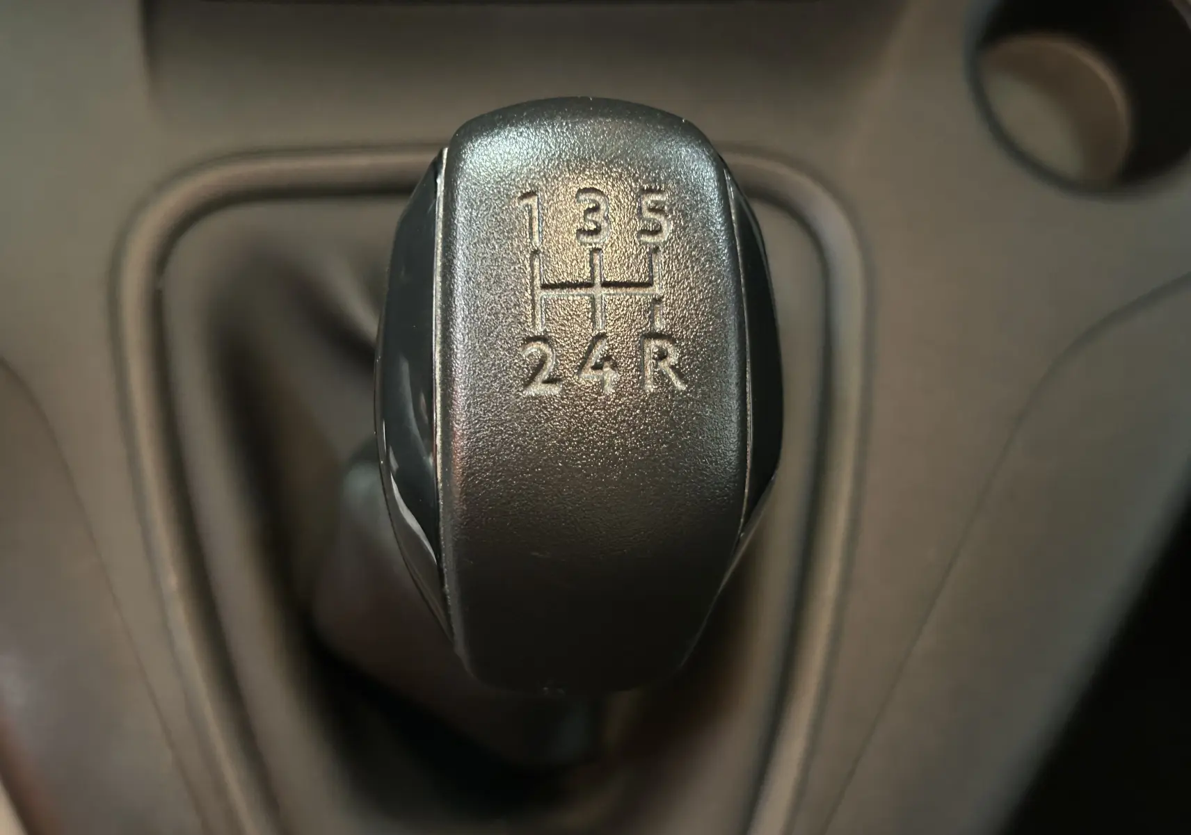 Gros plan sur le levier de vitesses manuel noir du Peugeot Rifter BlueHDi 100 Active de 2019.