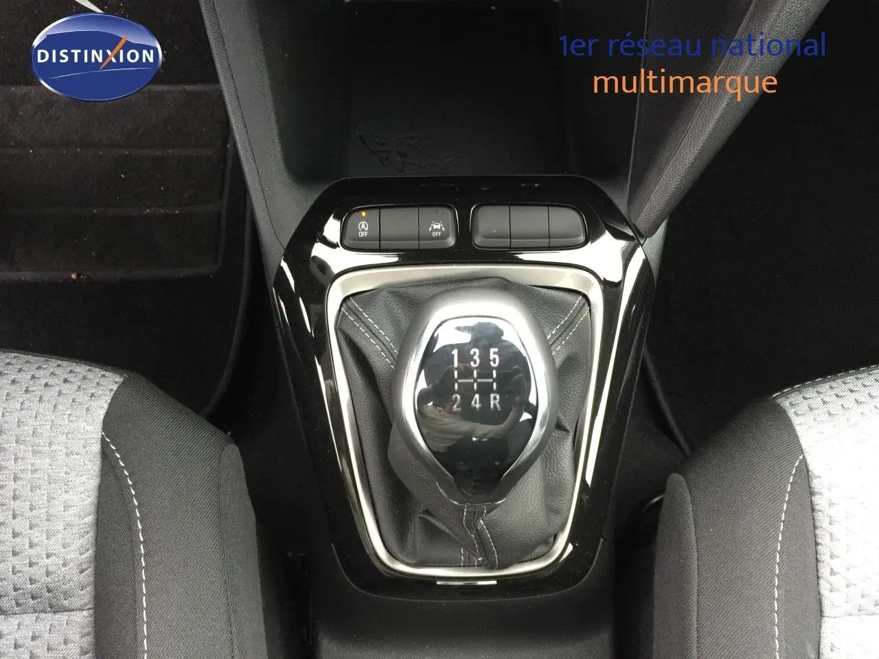 Le levier de vitesses manuel de l'Opel Corsa 2025, entouré de sièges tissu noir et gris, vu en plongée.