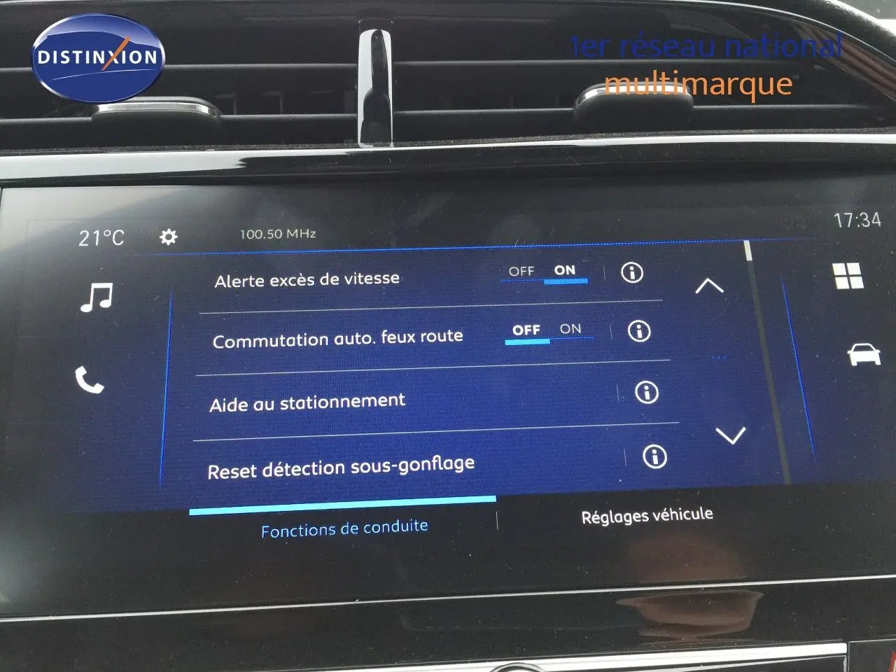 Écran tactile du tableau de bord de l'Opel Corsa 2025 affichant les réglages d'aide à la conduite.