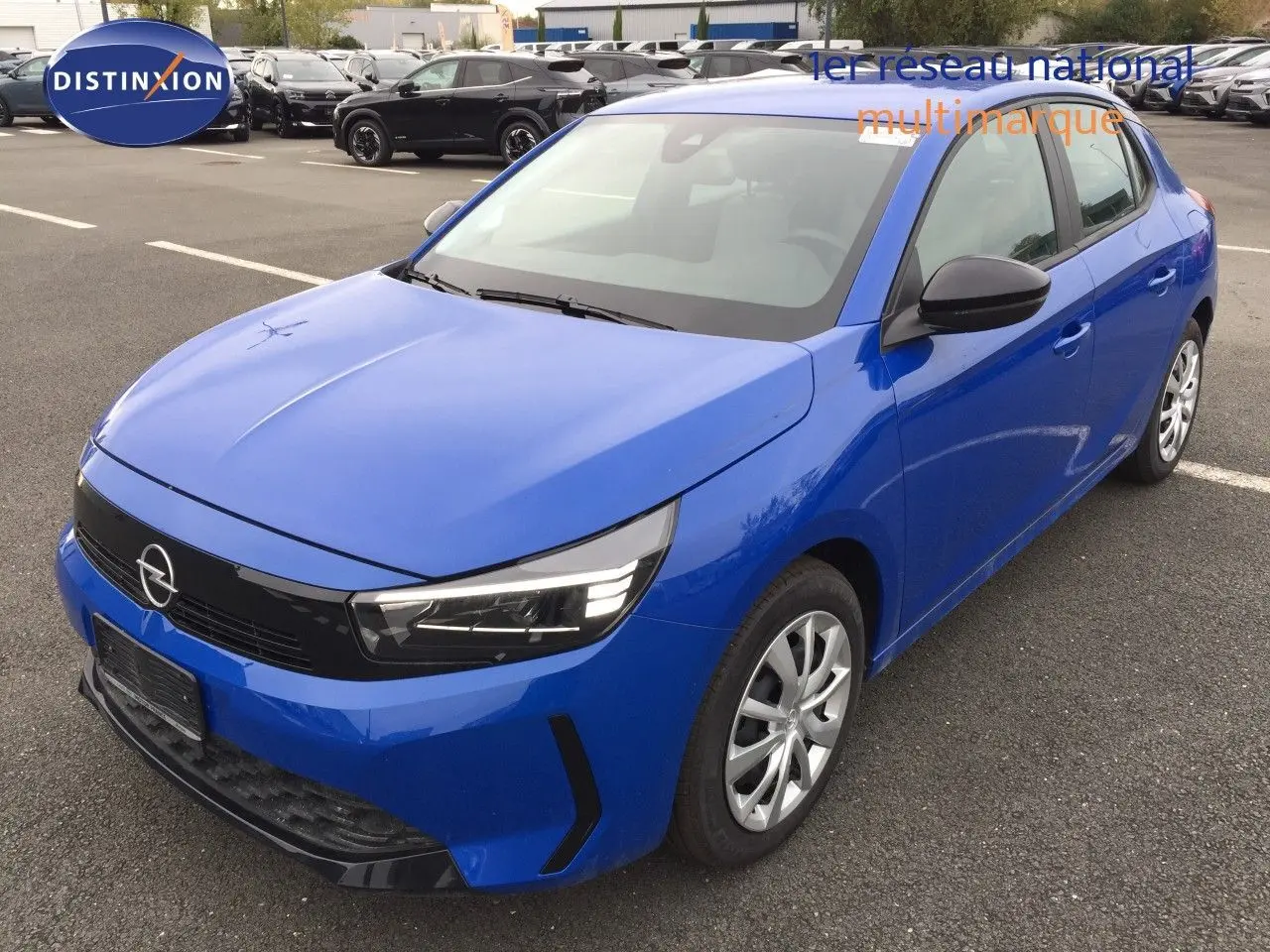 Opel Corsa 2025 bleu Voltaik métal vue 3/4 avant droit avec phares LED et jantes alliage simples.