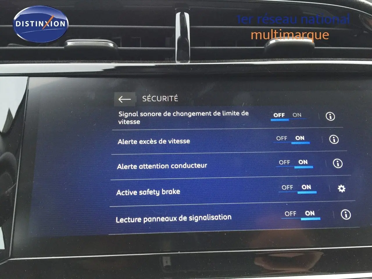 Écran tactile du tableau de bord de l'Opel Corsa bleu voltaik, affichant les réglages de sécurité activés.