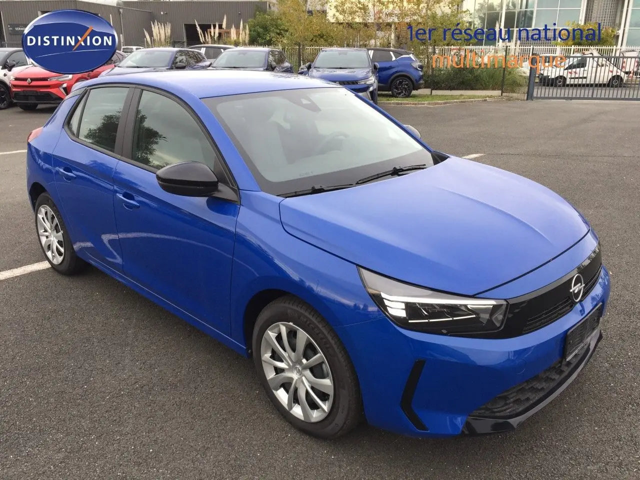 Opel Corsa 2025 bleu Voltaik métal vue 3/4 avant droit avec phares LED et jantes alliage argentées.