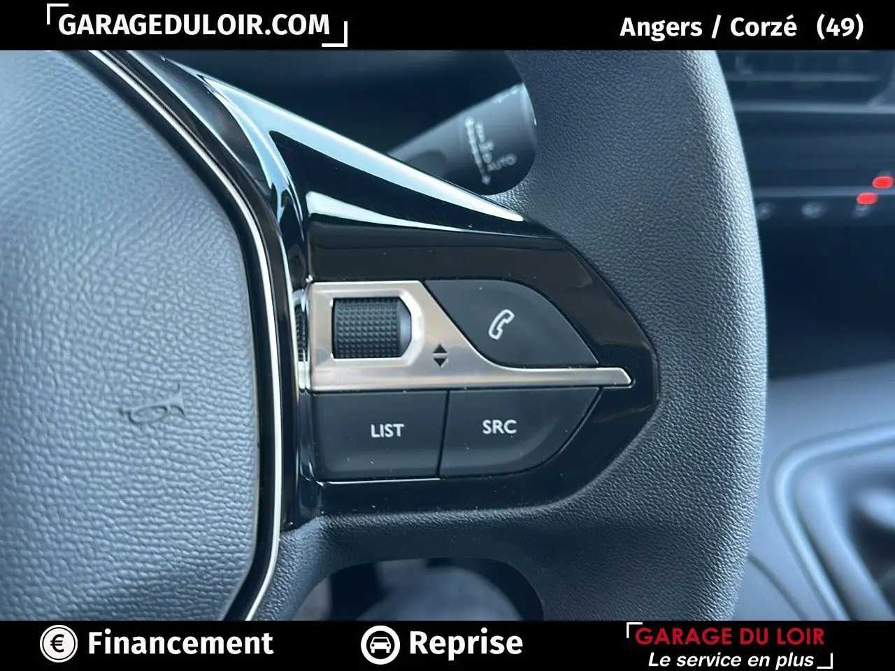 Gros plan sur les commandes gauche du volant cuir multifonction du Peugeot Rifter bleu 2024.