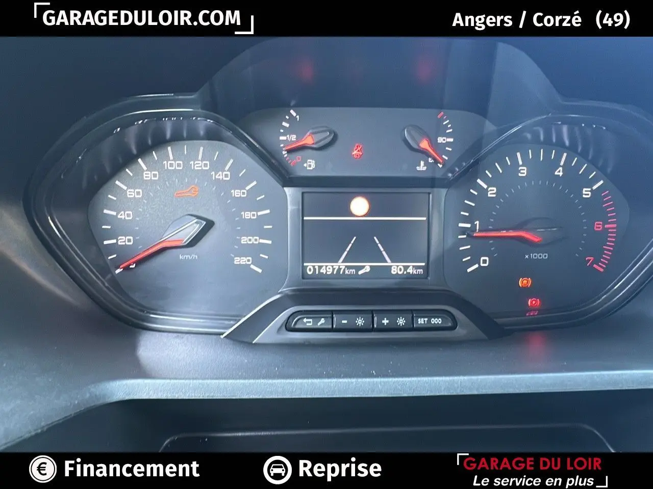 Tableau de bord numérique du Peugeot Rifter 2024 affichant compteur, compte-tours et écran central avec alertes.