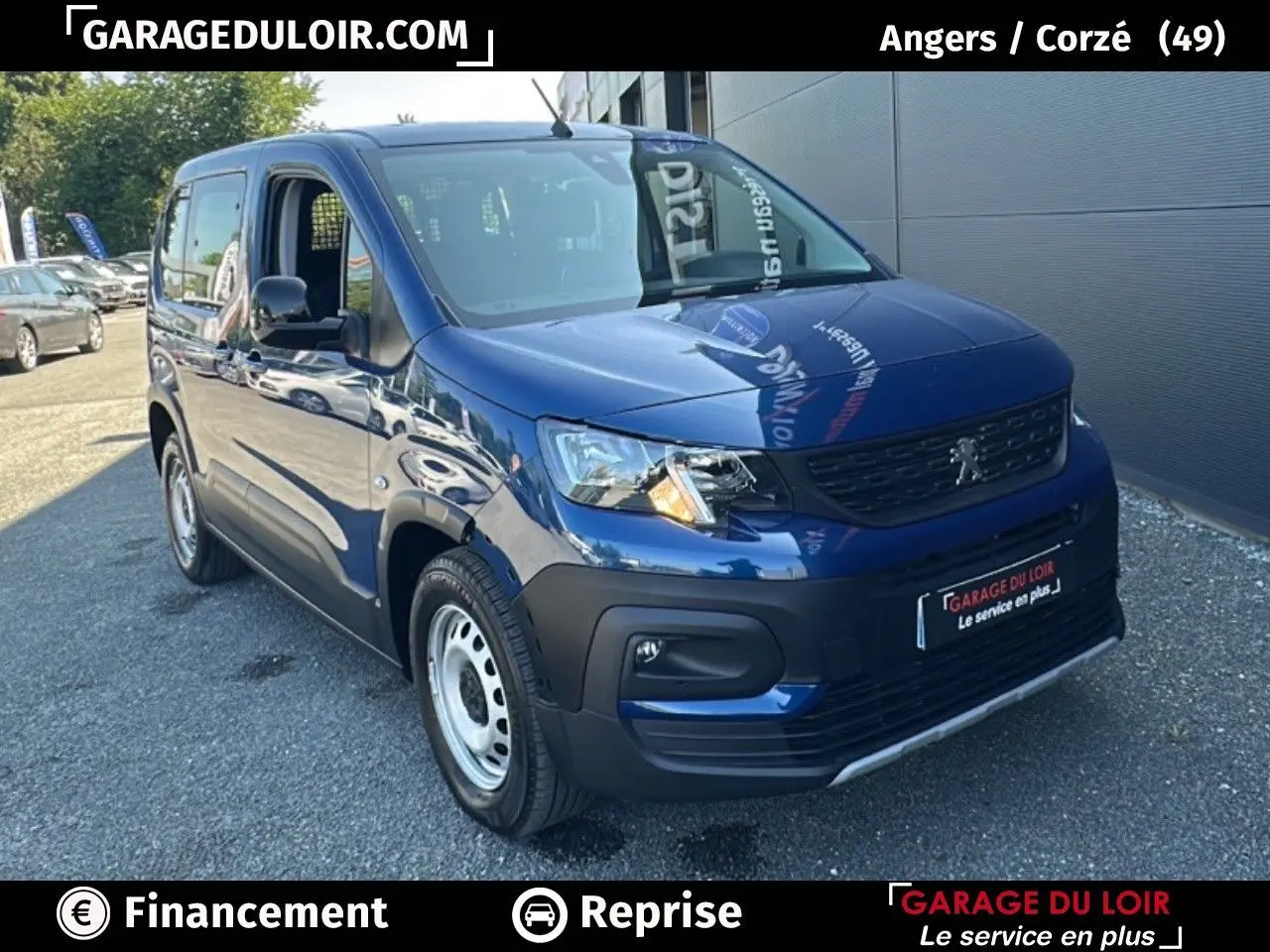 Vue 3/4 avant d'un Peugeot Rifter bleu 2024 avec calandre noire et jantes tôles argentées