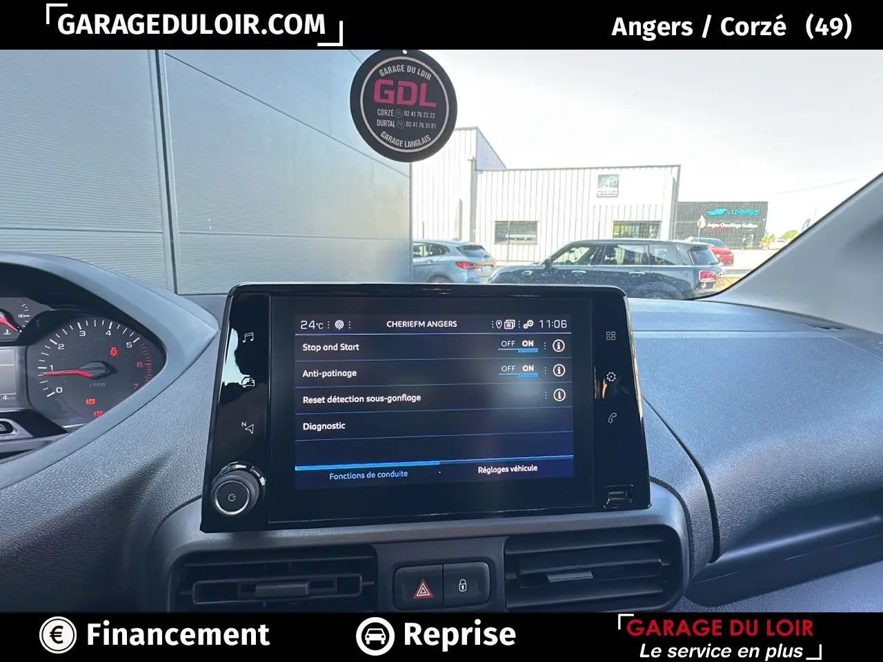 Écran tactile central du tableau de bord du Peugeot Rifter bleu 2024, avec menu des fonctions activées.