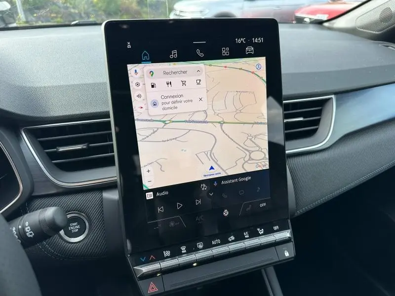 Vue intérieure centrée sur l'écran tactile vertical du tableau de bord du Renault Captur 2026 Gris Rafale/Noir Etoilé.