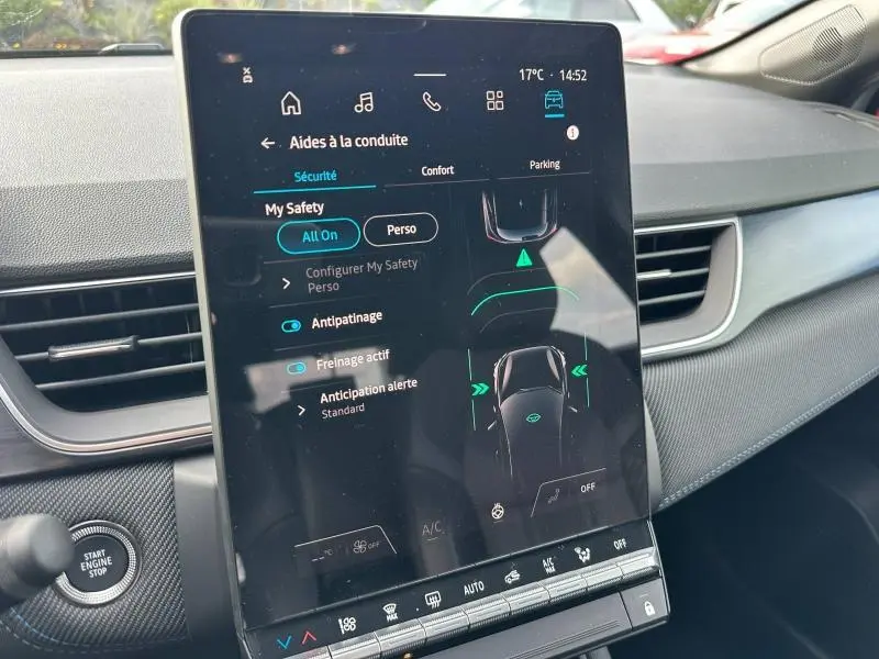 Écran tactile central du Renault Captur 2026 en mode aides à la conduite, intérieur gris avec détails noirs.
