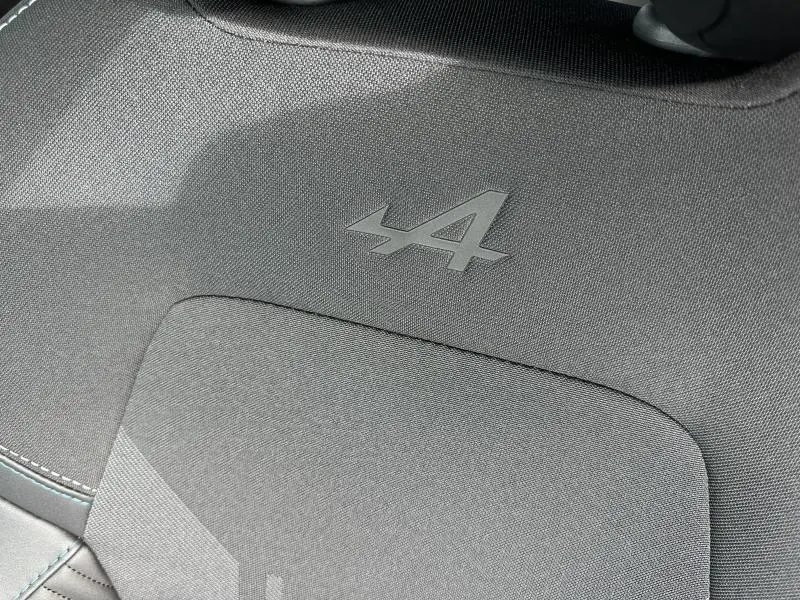 Détail du tissu gris avec logo Alpine embossé sur le siège du Renault Captur 1.8 E-Tech hybride 2026.