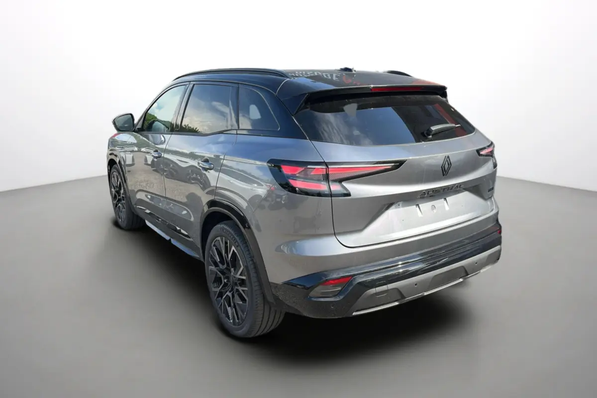 Renault Austral gris schiste avec toit noir, vue 3/4 arrière droit, feux arrière LED et jantes alu noires.
