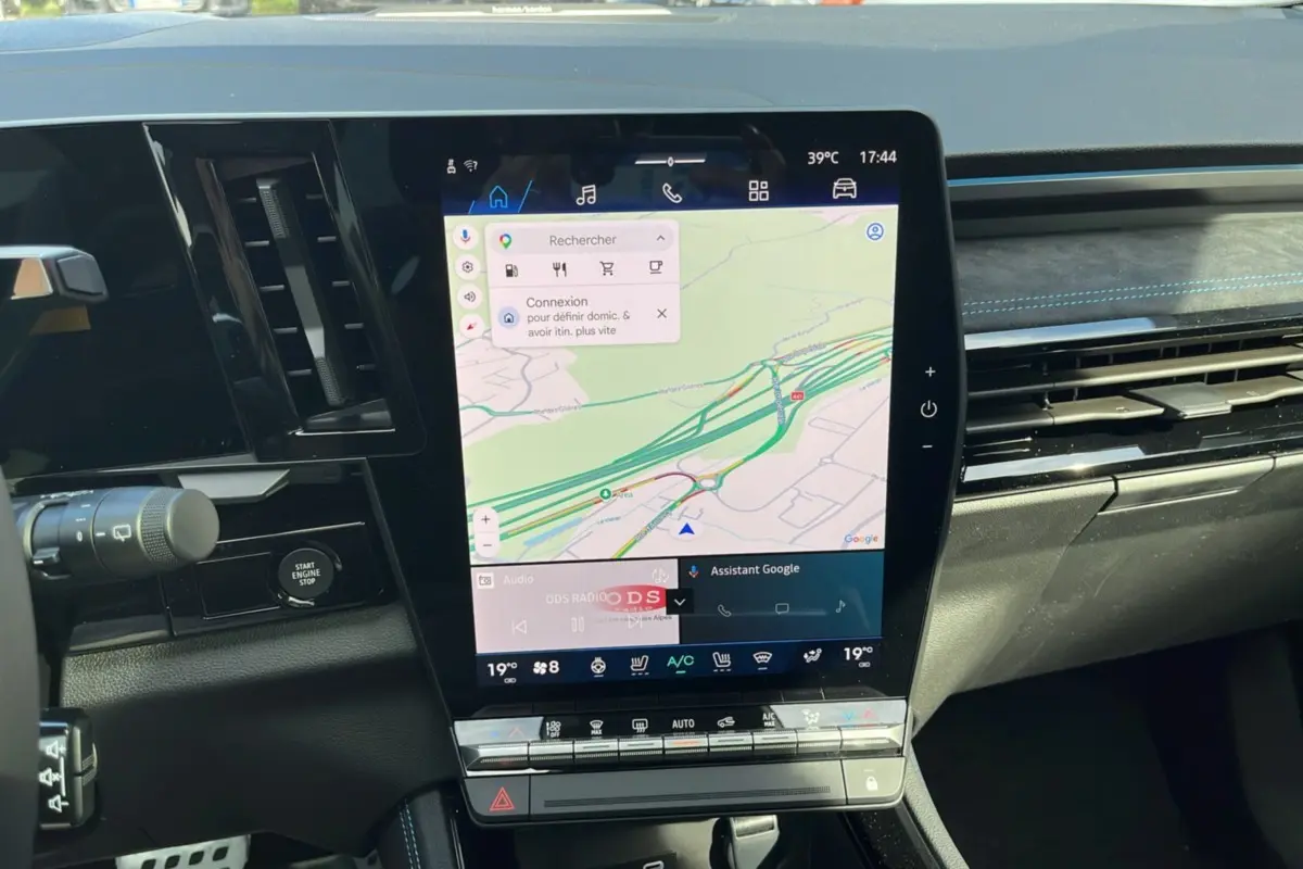 Vue rapprochée de l’écran tactile central vertical du tableau de bord du Renault Austral 2026 avec interface GPS affichée.