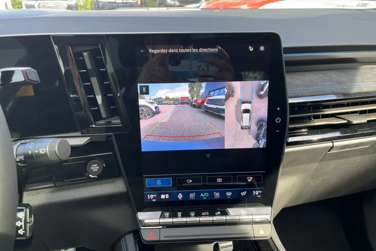 Écran tactile central affichant la caméra de recul et vue 360 dans l’habitacle du Renault Austral gris schiste toit noir.