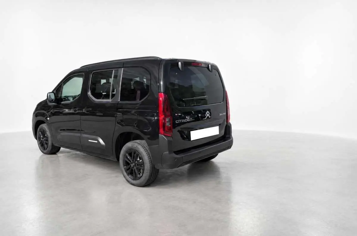 Vue 3/4 arrière gauche du Citroën Berlingo noir Perla Nera avec vitres surteintées et jantes noires.