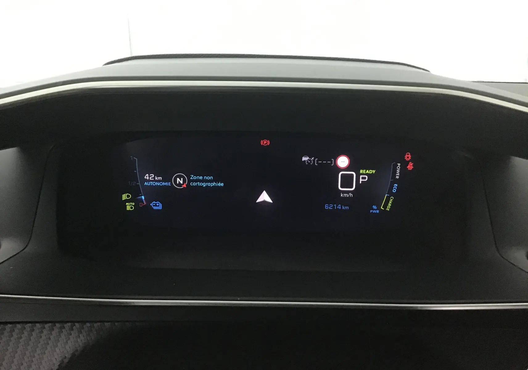 Tableau de bord numérique du Peugeot 2008 électrique 2022 affichant l'autonomie, la vitesse et le mode prêt.