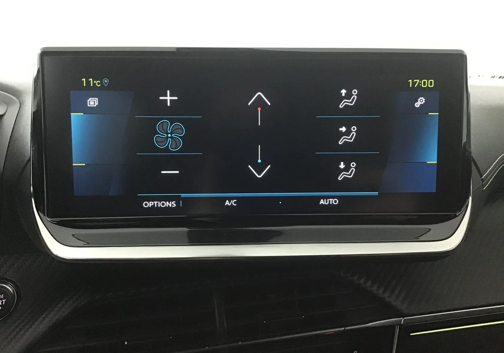 Écran tactile central du Peugeot 2008 électrique 2022 affichant les réglages de climatisation automatique.